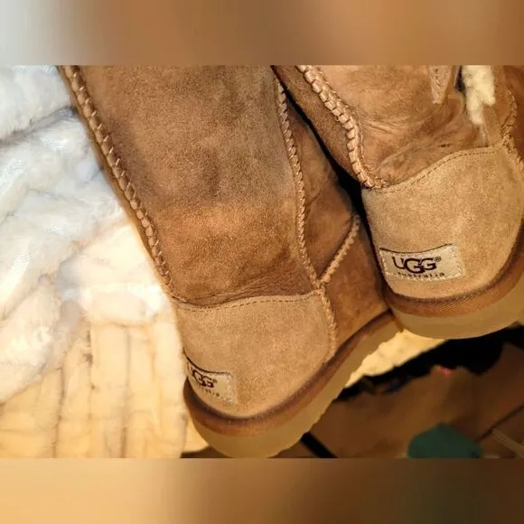 UGG Bailey Button Triplet II' Boot, sz 6, tan.