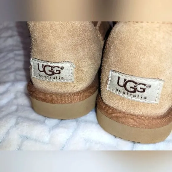 UGG Bailey Button Triplet II' Boot, sz 6, tan.