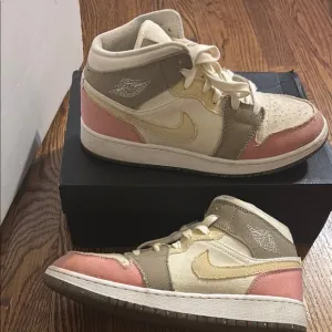 Used Kids Jordan Air 1 Mid Multi-Color High-Top Sneakers size 6 kids.