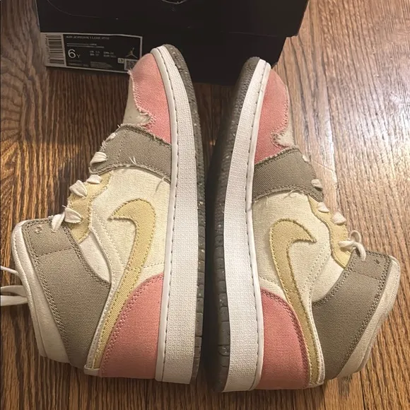 Used Kids Jordan Air 1 Mid Multi-Color High-Top Sneakers size 6 kids.