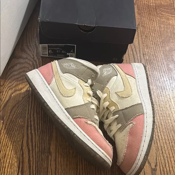 Used Kids Jordan Air 1 Mid Multi-Color High-Top Sneakers size 6 kids.