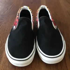 Van’s logo flame mens 7.5 size.  EUC