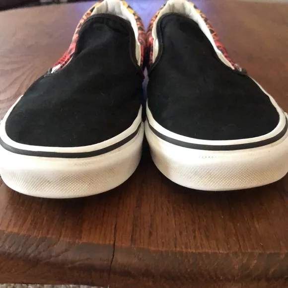 Van’s logo flame mens 7.5 size.  EUC