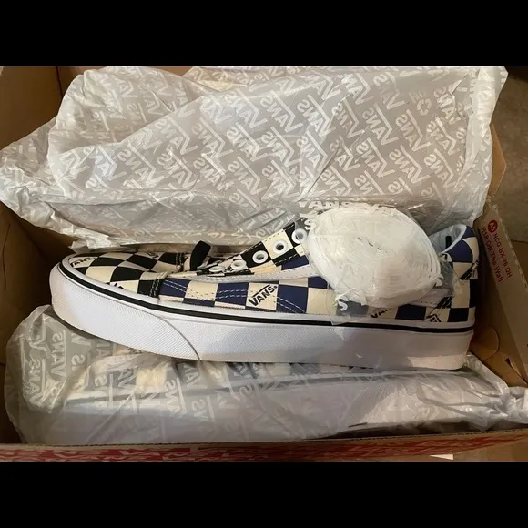 𝅺vans Men’s New Era old school logo
