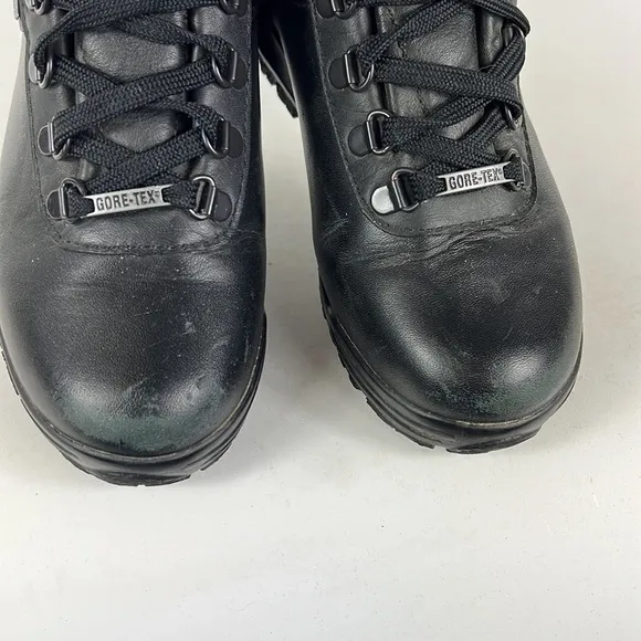 Vasque black leather thinsulate lined gore Tex athletic hiking boots youth 4