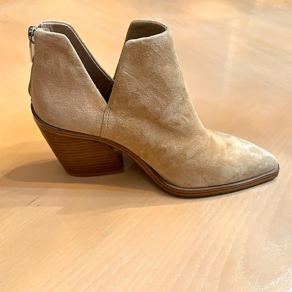 Vince Camuto Gigietta Tan Suede Leather Ankle Bootie - Size 7