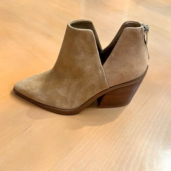 Vince Camuto Gigietta Tan Suede Leather Ankle Bootie - Size 7