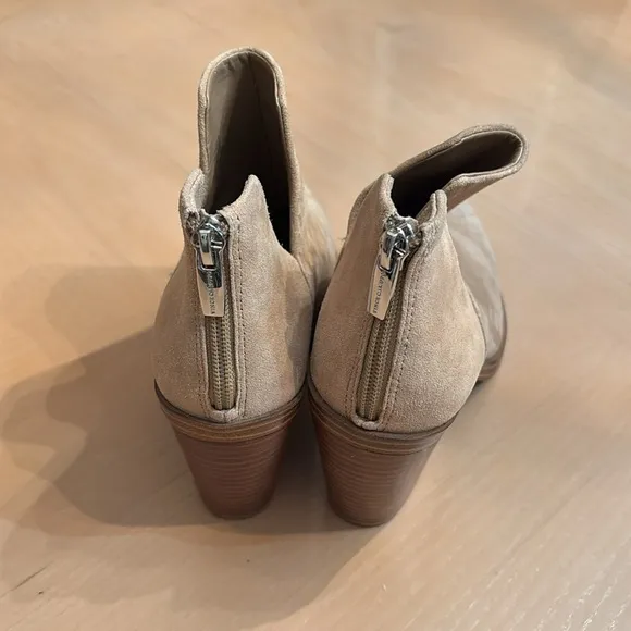 Vince Camuto Gigietta Tan Suede Leather Ankle Bootie - Size 7