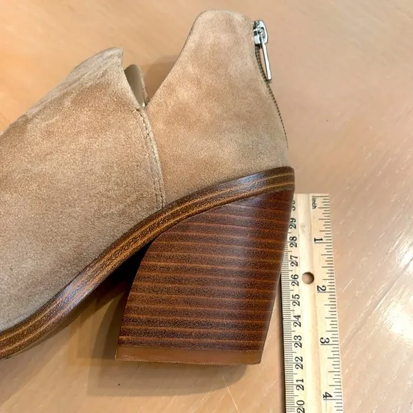 Vince Camuto Gigietta Tan Suede Leather Ankle Bootie - Size 7