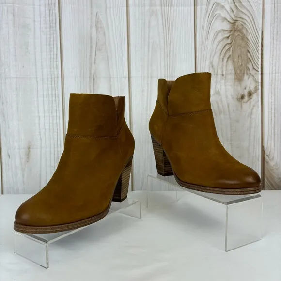 Vince Camuto Helyn Ankle Bootie Nubuck Leather Slip-On Boots NIB Brown Size 9