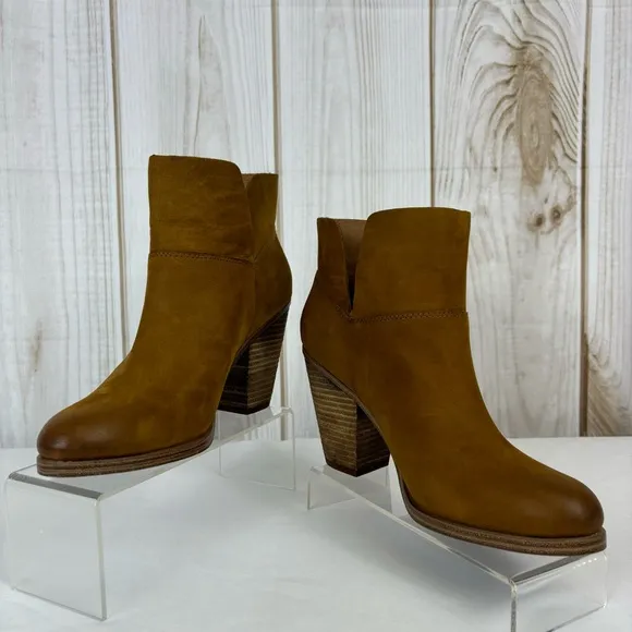 Vince Camuto Helyn Ankle Bootie Nubuck Leather Slip-On Boots NIB Brown Size 9