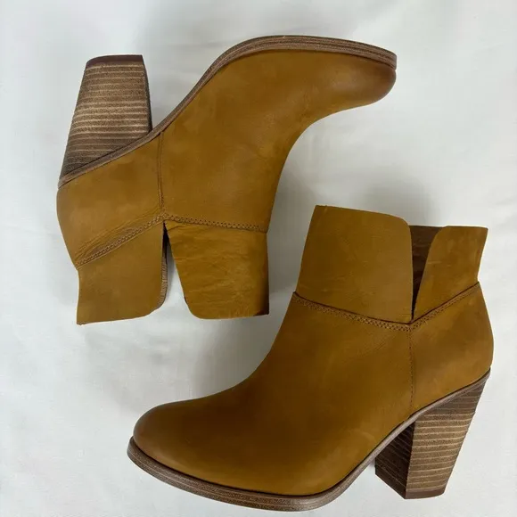 Vince Camuto Helyn Ankle Bootie Nubuck Leather Slip-On Boots NIB Brown Size 9