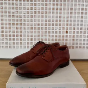 Wolf &amp; Sheperd Bannister Derby in Honey brown size 7