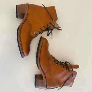 Women’s Red Wing Tan Lace Up Herled Boots with Stitched Welt - Size 9
