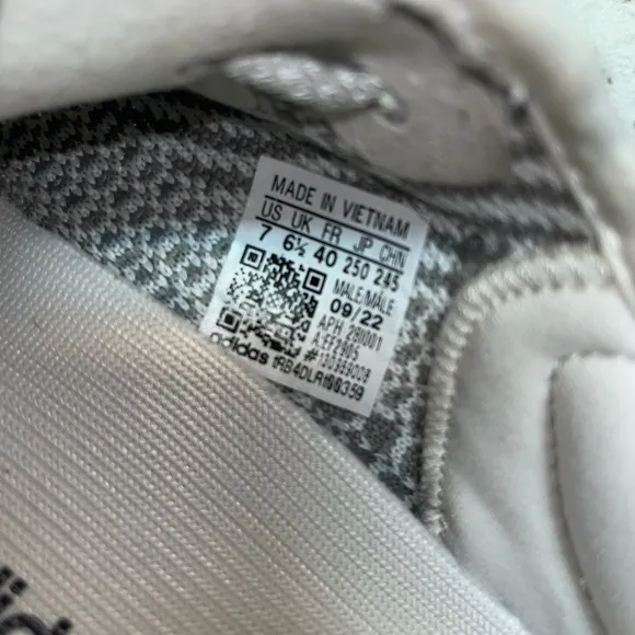 YEEZY shoes. Size 7m