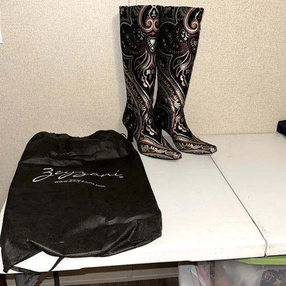 Zeyzani women’s boots Pre-owned EUC Size 7 Multicolored tapestry